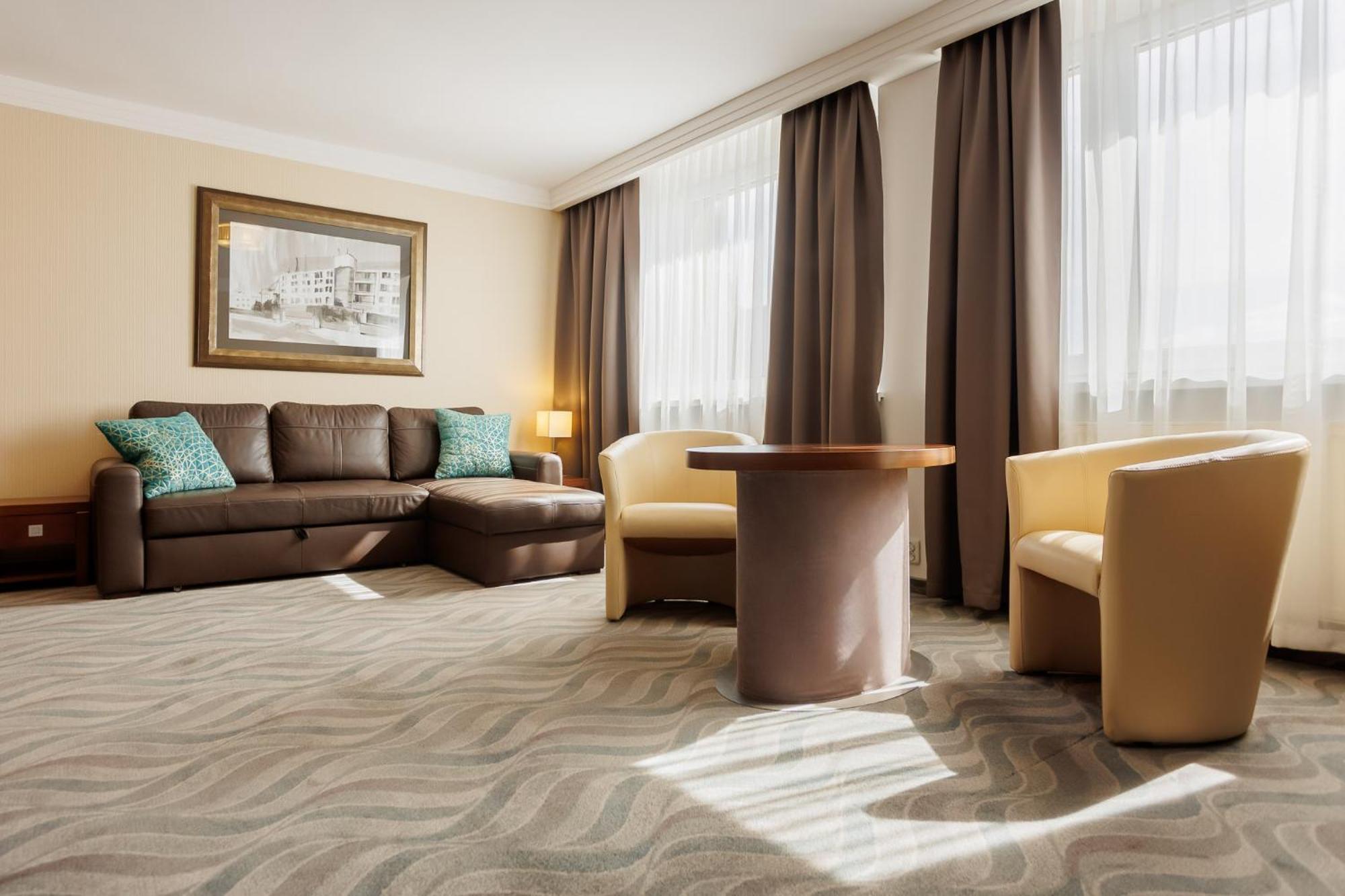 Hotel Tarnovia Тарнов Екстериор снимка