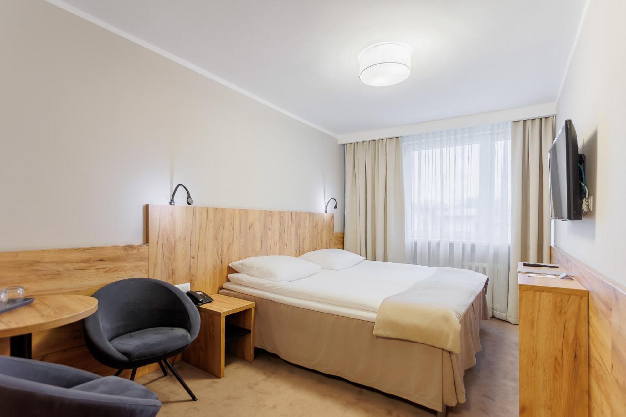 Hotel Tarnovia Тарнов Екстериор снимка