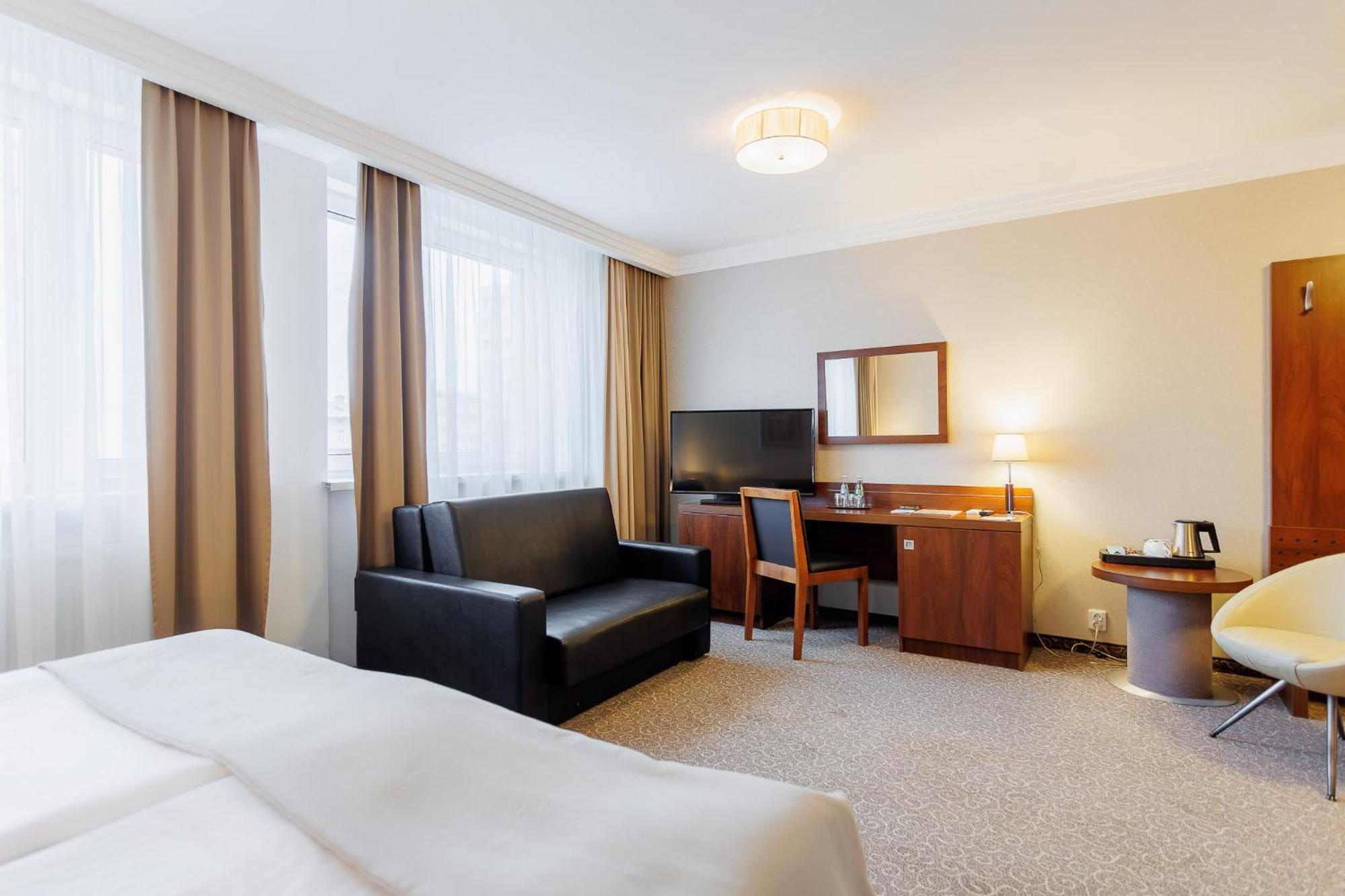 Hotel Tarnovia Тарнов Екстериор снимка