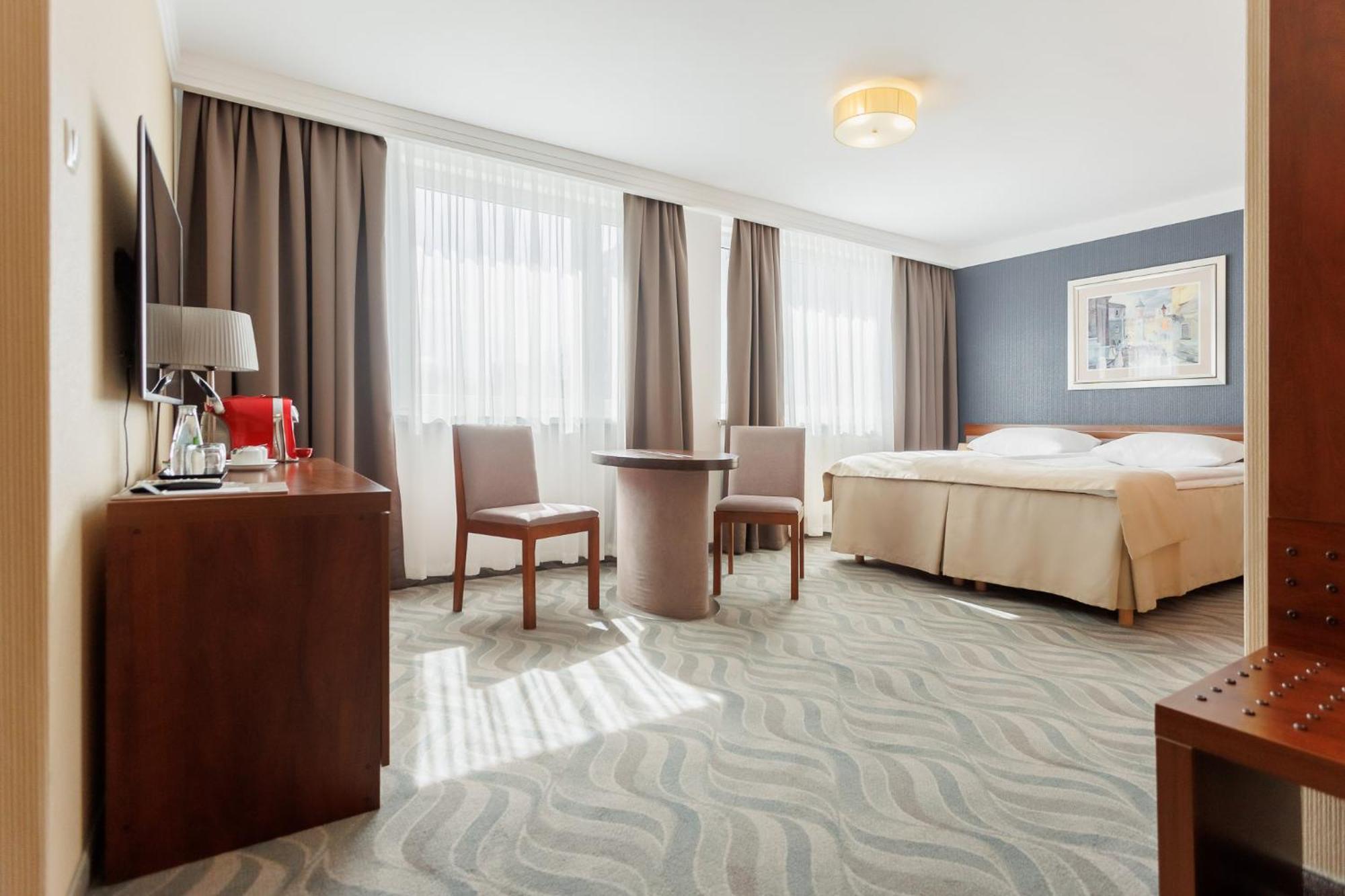 Hotel Tarnovia Тарнов Екстериор снимка
