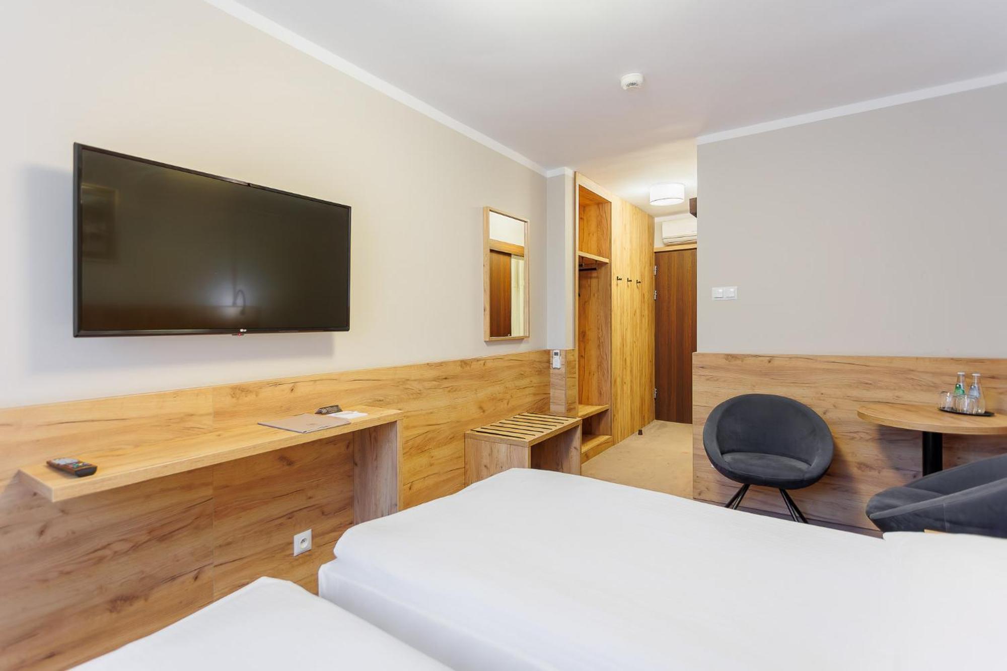 Hotel Tarnovia Тарнов Екстериор снимка