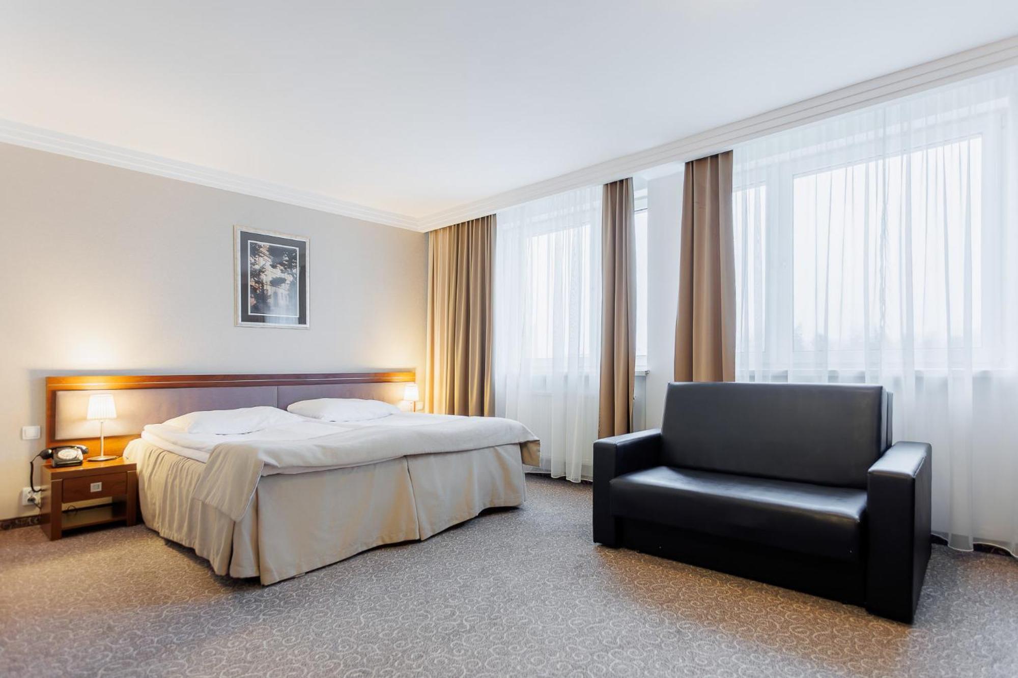 Hotel Tarnovia Тарнов Екстериор снимка