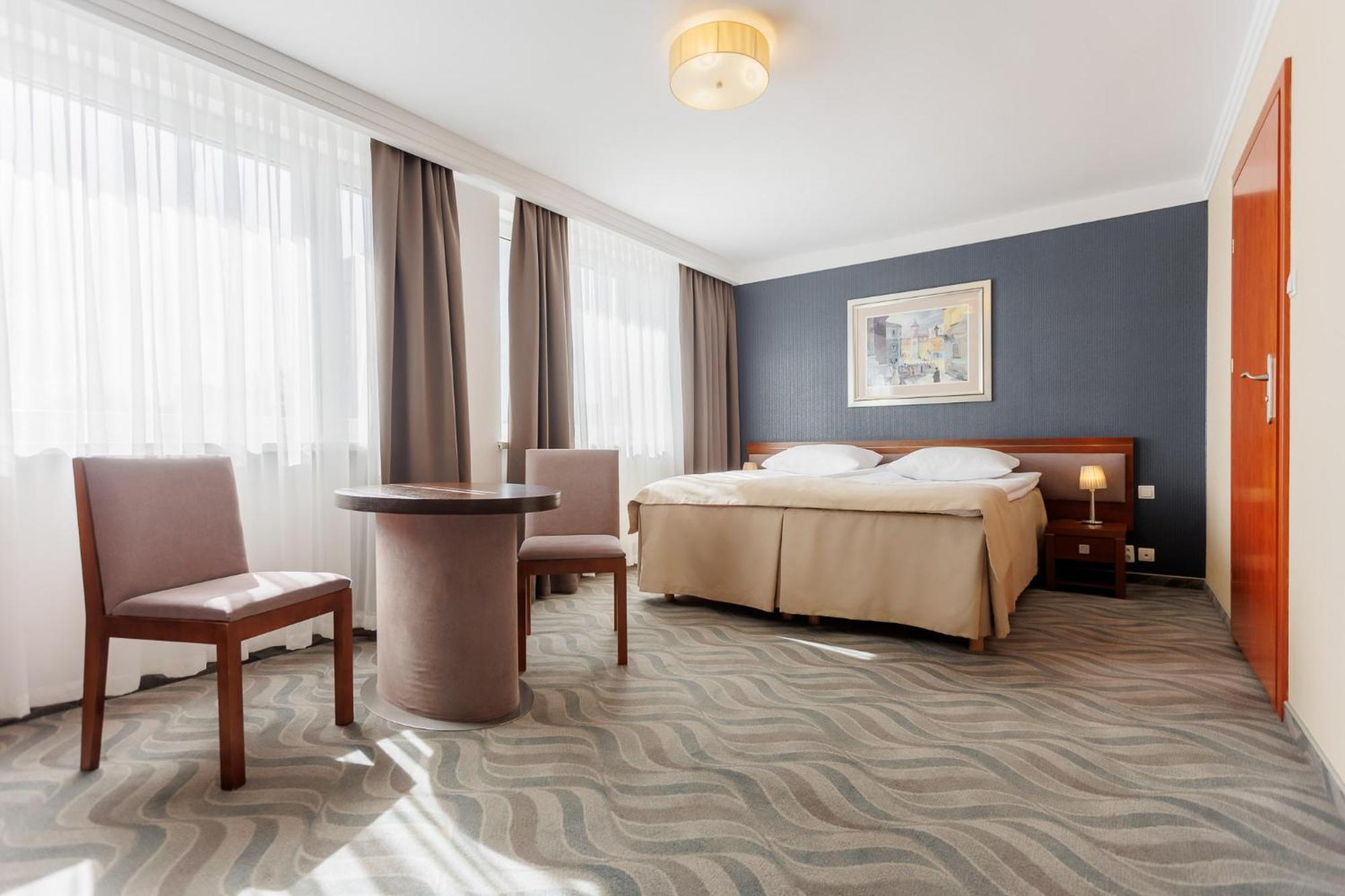Hotel Tarnovia Тарнов Екстериор снимка