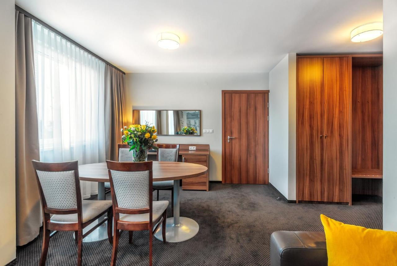 Hotel Tarnovia Тарнов Екстериор снимка